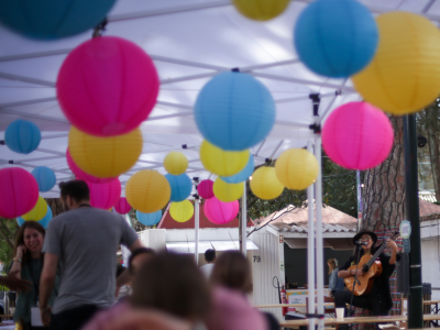 File:2023 Global Gathering colorful balloons.png