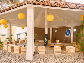 The venue counts with multiple spaces where to held a Circle.
